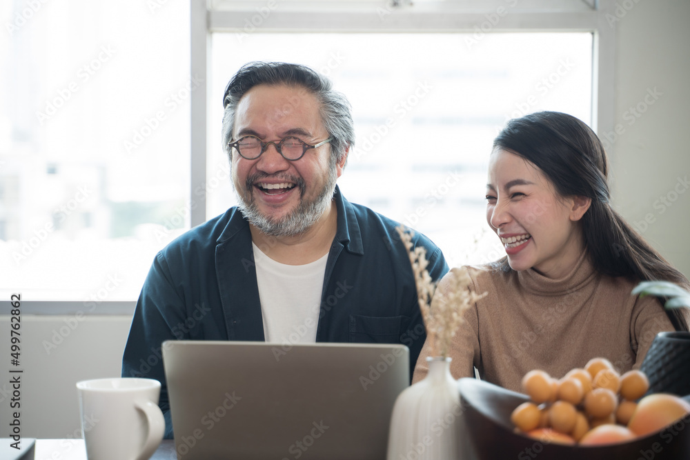 亚洲中年亚洲夫妇在家开怀大笑