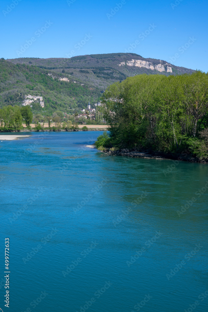 Paysage de printemps sur les berges du fleuve Rhône aux alentours du village de Lagnieu dans le dépa