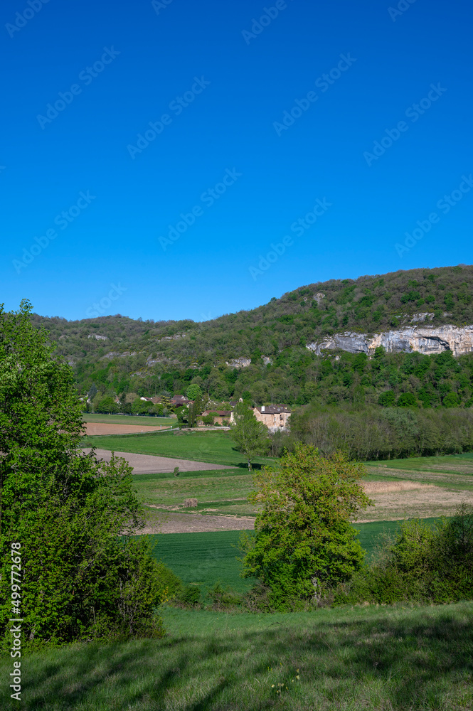 Paysage de printemps aux environs du village de Vernas dans le déprtement de lIsère