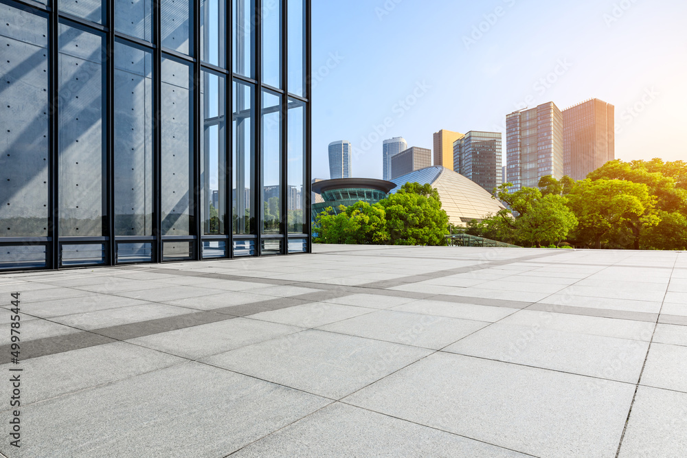 中国杭州，空荡荡的广场层和城市天际线，现代商业建筑。