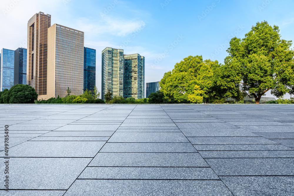 中国杭州，空荡荡的广场层和城市天际线，现代商业建筑。