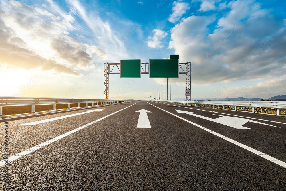 笔直的沥青公路和日落时美丽的天空云景观。道路和天空云背景。