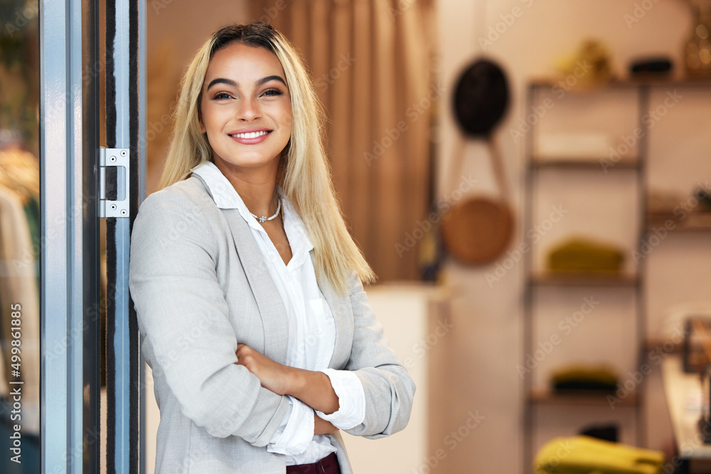 对我的店很满意。一位年轻女店主在店里的照片。