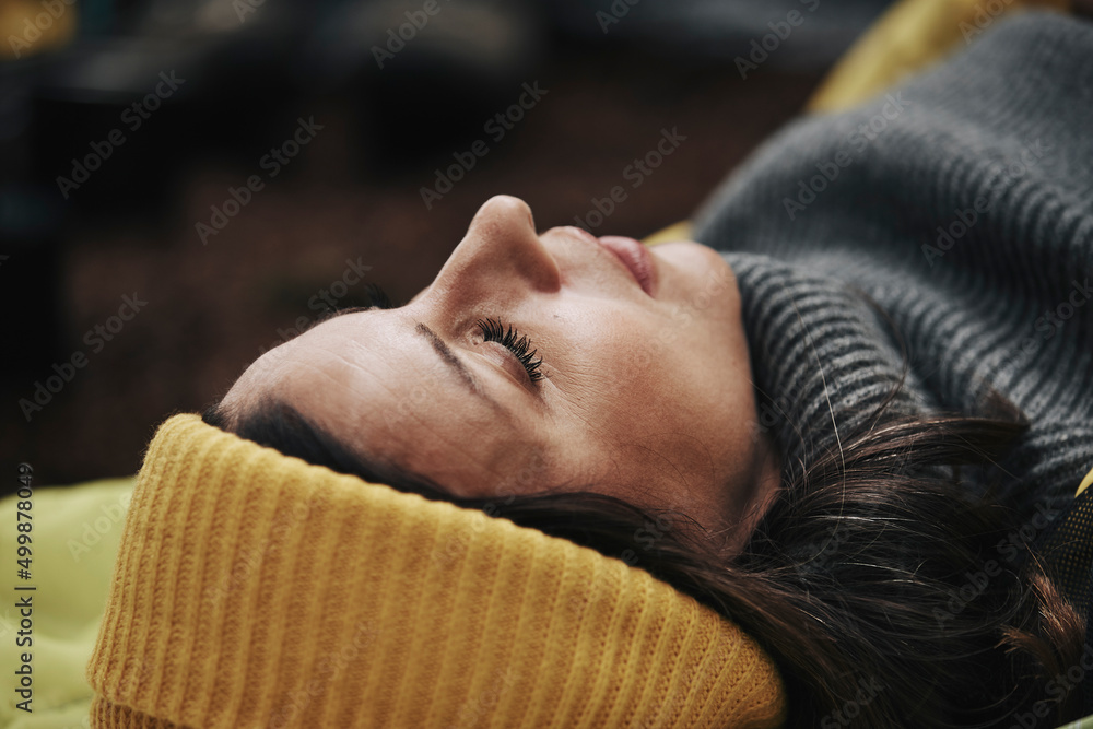 躺在睡袋里的女人在户外