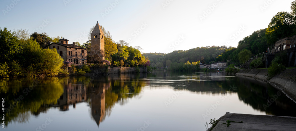 Paysage des berges du fleuve Saône au printemps autour de lIle Barbe dans le département du Rhône