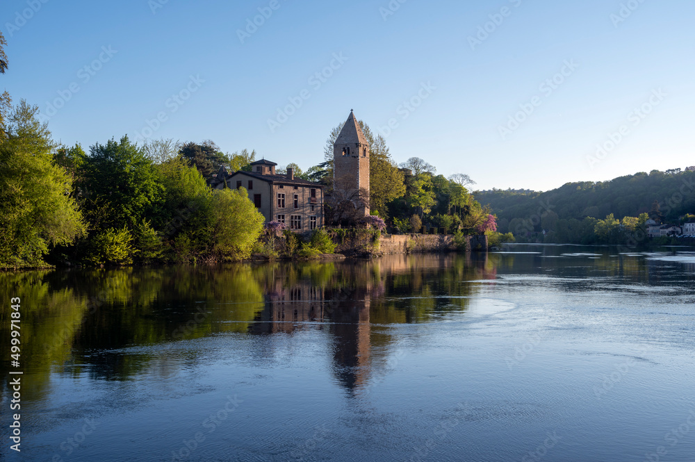 Paysage des berges du fleuve Saône au printemps autour de lIle Barbe dans le département du Rhône