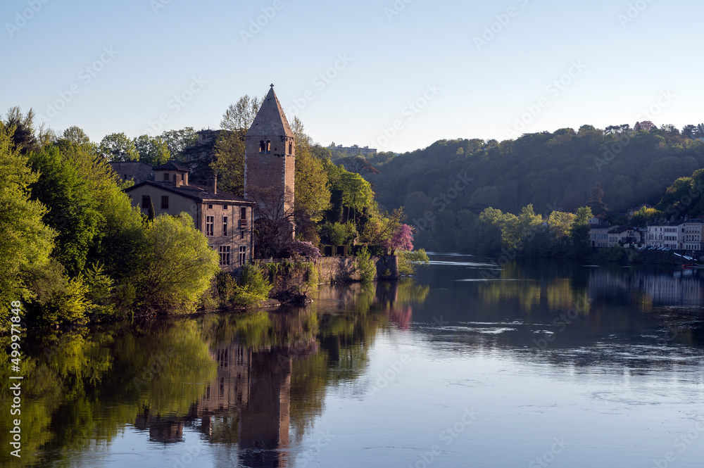 Paysage des berges du fleuve Saône au printemps autour de lIle Barbe dans le département du Rhône