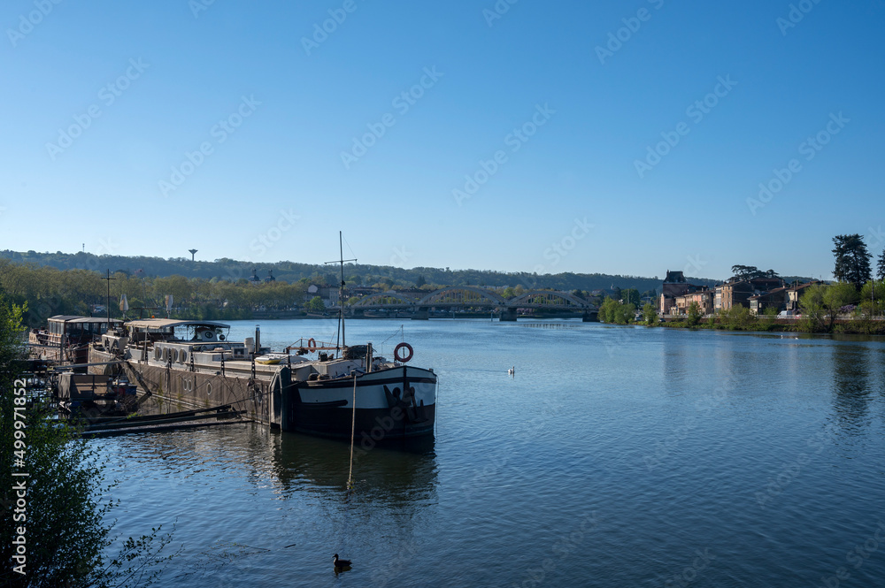 Berges du fleuve Saône autour de Neuville-sur-Saône dans le département du Rhône au printemps