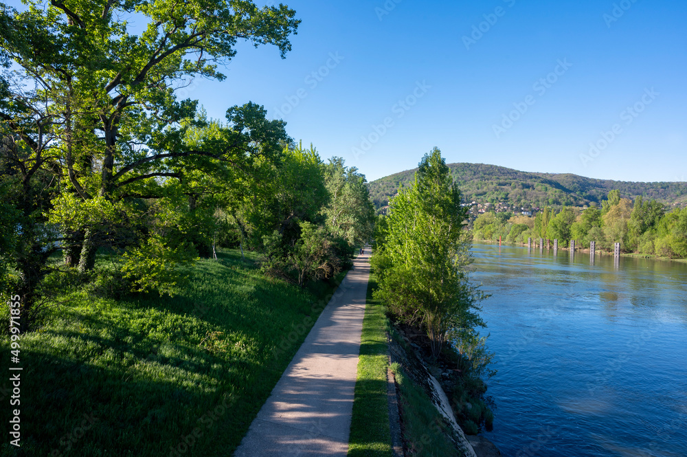 Berges du fleuve Saône autour de Rochetaillée-sur-Saône dans le département du Rhône au printemps