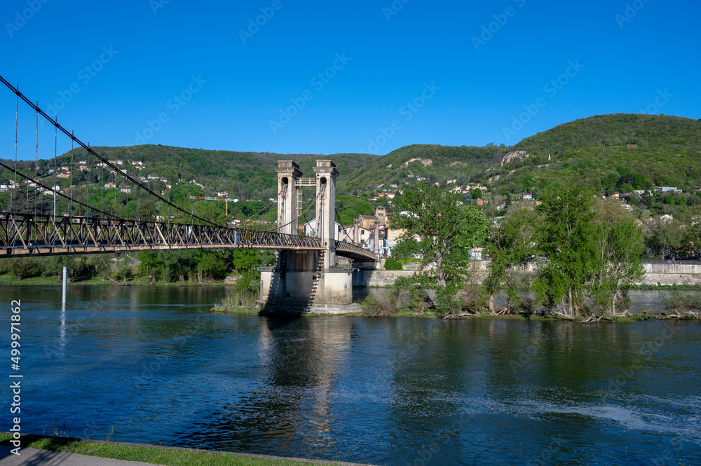 Berges du fleuve Saône autour de Rochetaillée-sur-Saône dans le département du Rhône au printemps