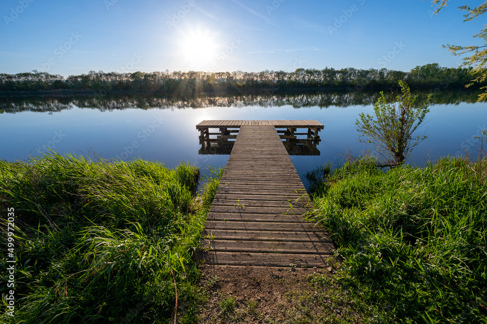 Rivage du fleuve Saône autour de Beauregard-sur-Saône dans le département de lAin au printemps