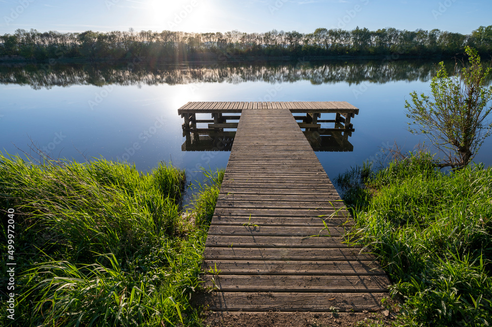 Rivage du fleuve Saône autour de Beauregard-sur-Saône dans le département de lAin au printemps