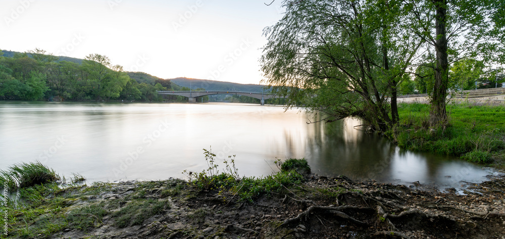 Berges du fleuve Saône autour de Fontaines-sur-Saône dans le département du Rhône au printemps