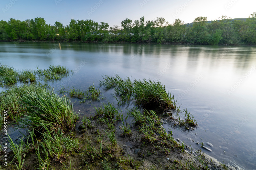 Berges du fleuve Saône autour de Fontaines-sur-Saône dans le département du Rhône au printemps