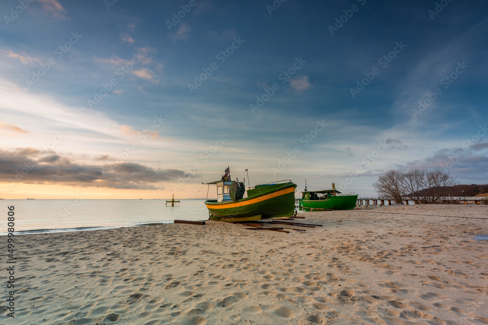 波兰Gdynia Orlowo日出时海滩上的美丽风景和渔船