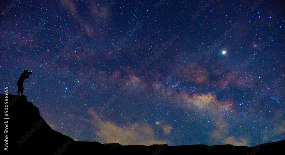 全景蓝色夜空，银河系和黑暗背景下的恒星。宇宙充满了恒星、星云和