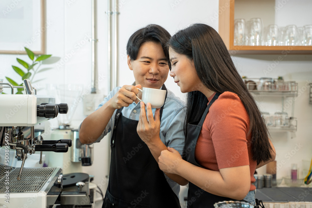 咖啡店的女老板，站在咖啡柜台内的女咖啡师咖啡馆老板，Coffee maki