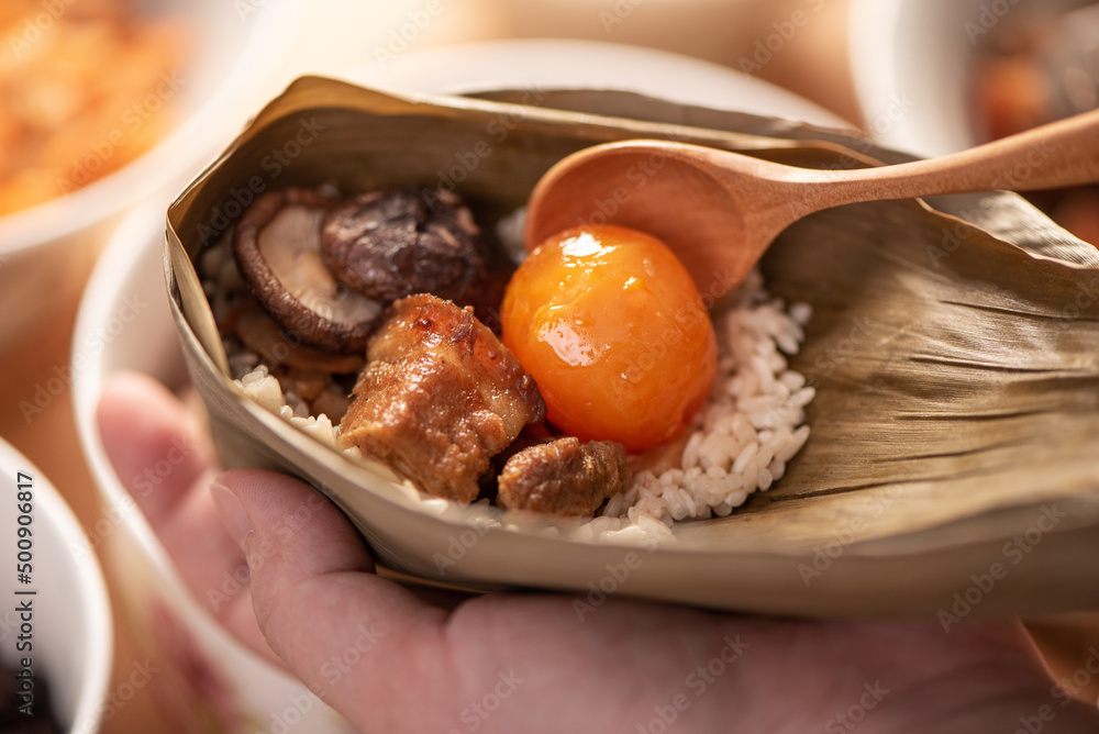 制作粽子食品-准备和包装中国粽子。