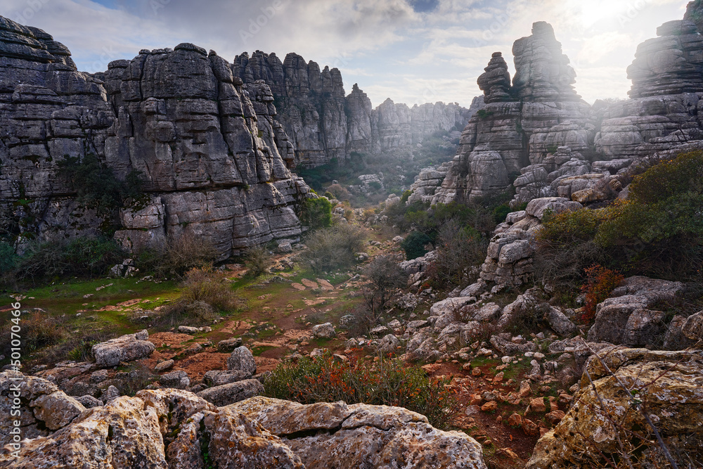 Torcal de Antequera，欧洲西班牙的日落景观。傍晚，大自然中的石塔山