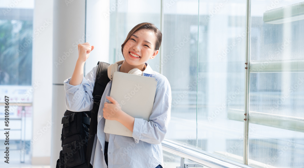 亚洲年轻女大学生在校形象