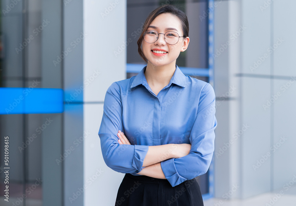 外面年轻的亚洲女商人的形象