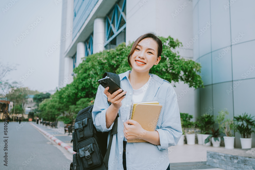 亚洲年轻女大学生在校形象