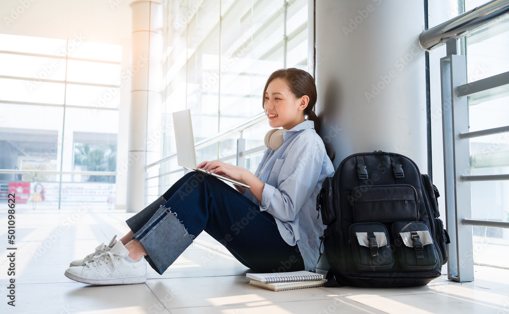 年轻的亚洲大学女生在学校的形象