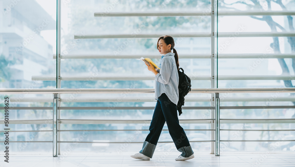 年轻的亚洲大学女生在学校的形象