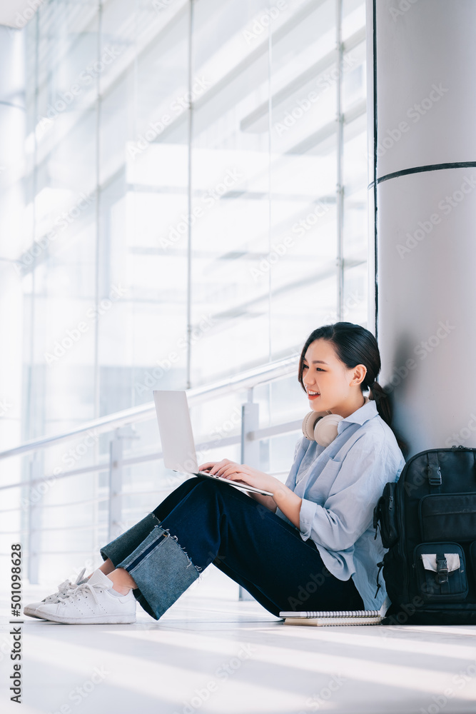 亚洲年轻女大学生在校形象