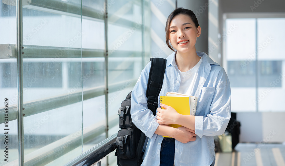 亚洲年轻女大学生在校形象