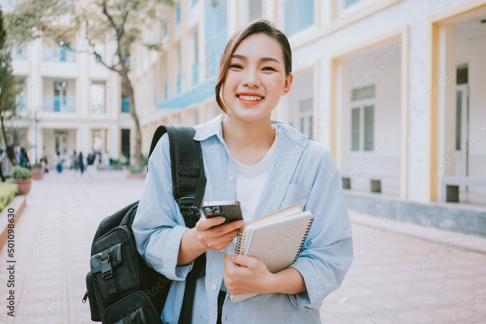 年轻的亚洲大学女生在学校的形象