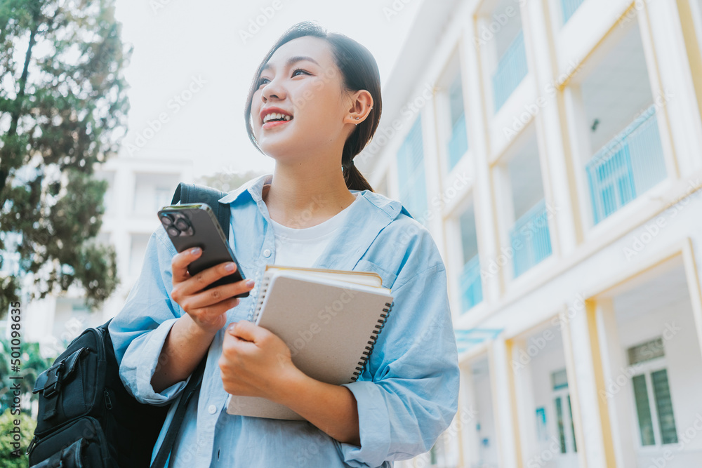 年轻的亚洲大学女生在学校的形象