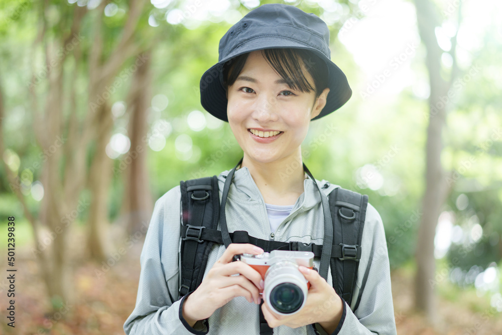 カメラ女子　アウトドア　ポートレート