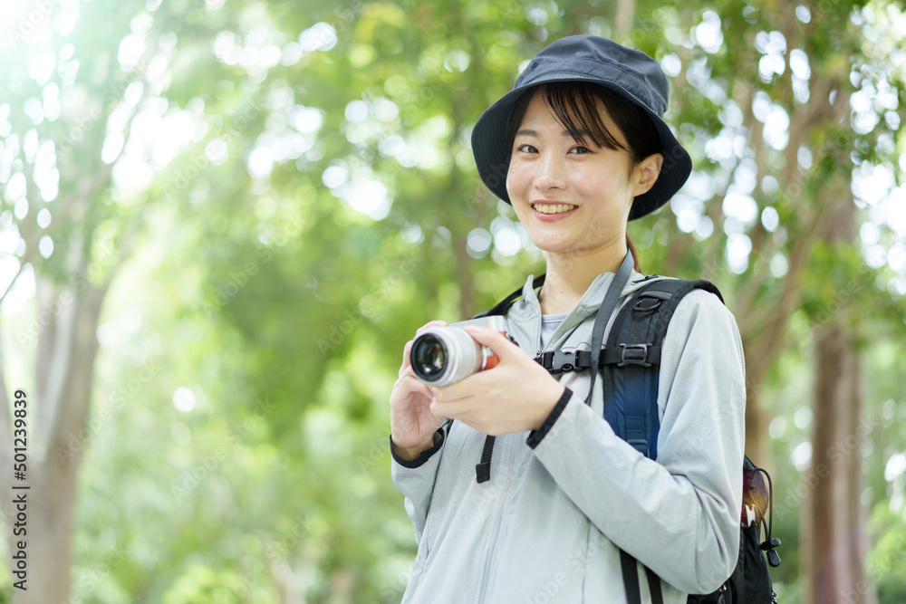 カメラ女子　アウトドア　ポートレート