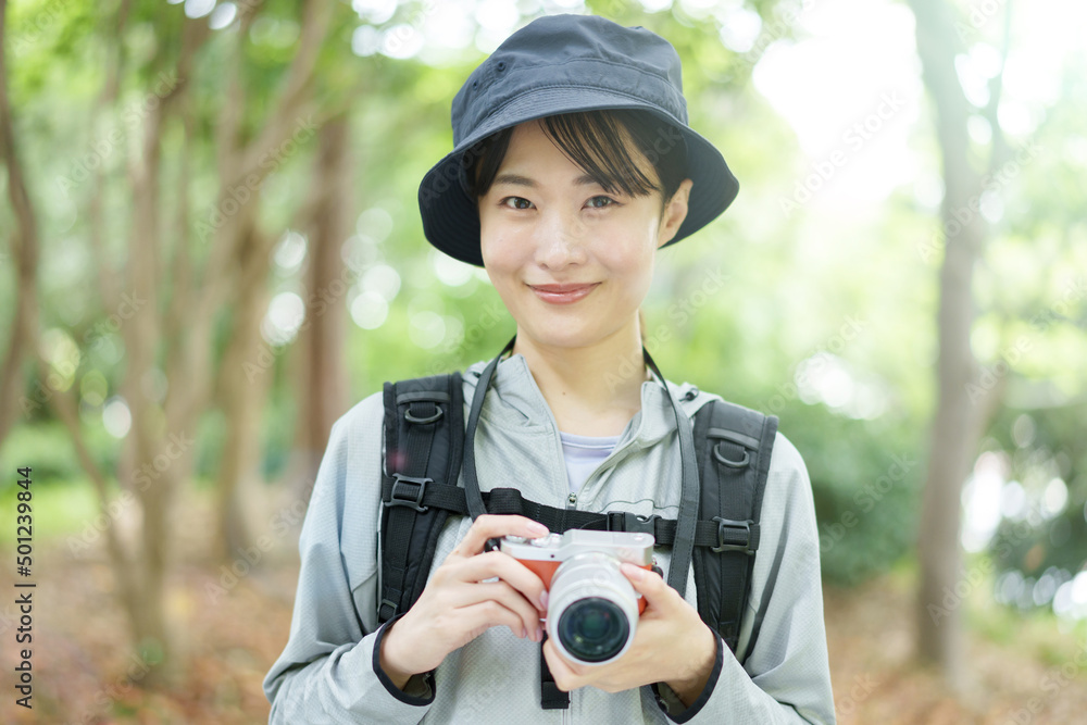 カメラ女子　アウトドア　ポートレート