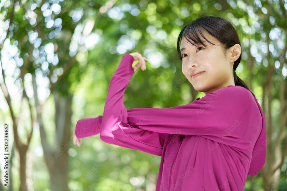 公園でストレッチをする女性