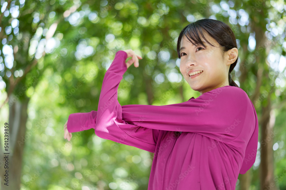 公園でストレッチをする女性