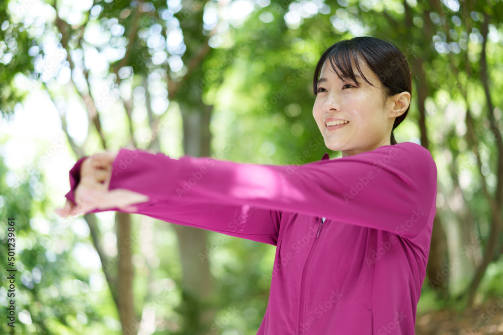 公園でストレッチをする女性