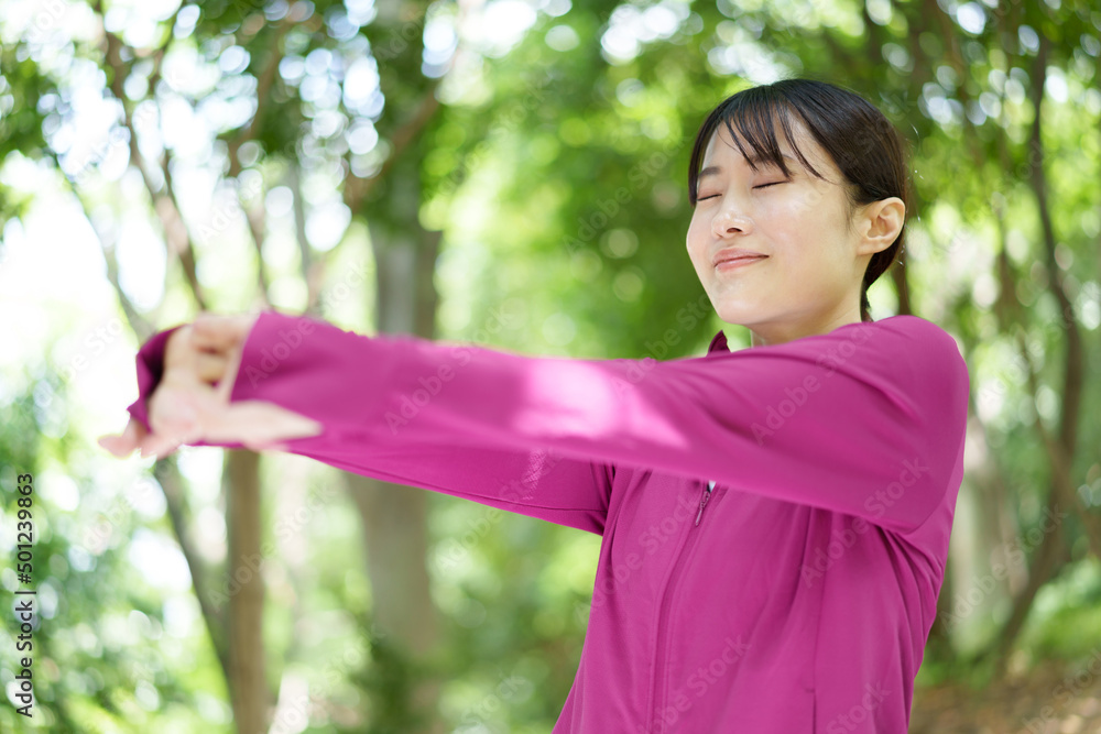 公園でストレッチをする女性