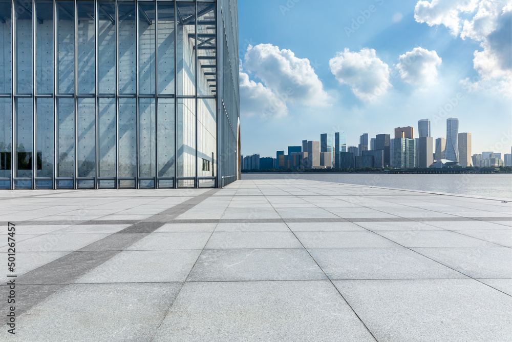 中国杭州，空荡荡的广场层和城市天际线，现代商业建筑。