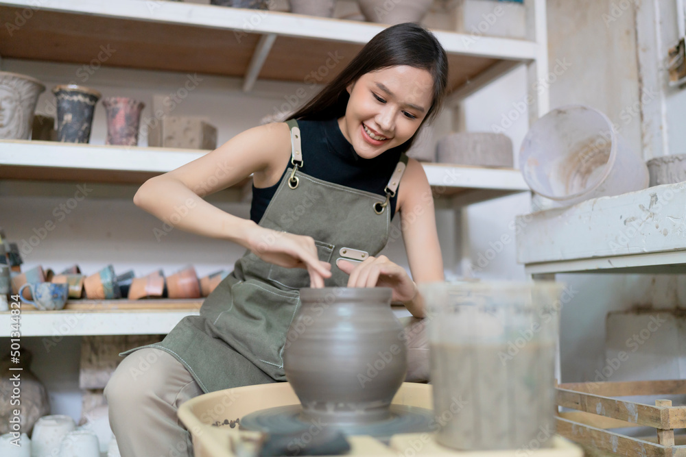 在陶轮上工作的女性双手特写，亚洲女性雕塑女性塑造模具小va