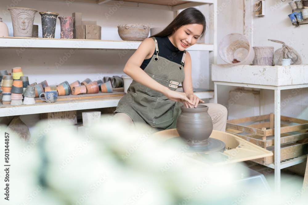 在陶轮上工作的女性双手特写，亚洲女性雕塑女性塑造模具小va