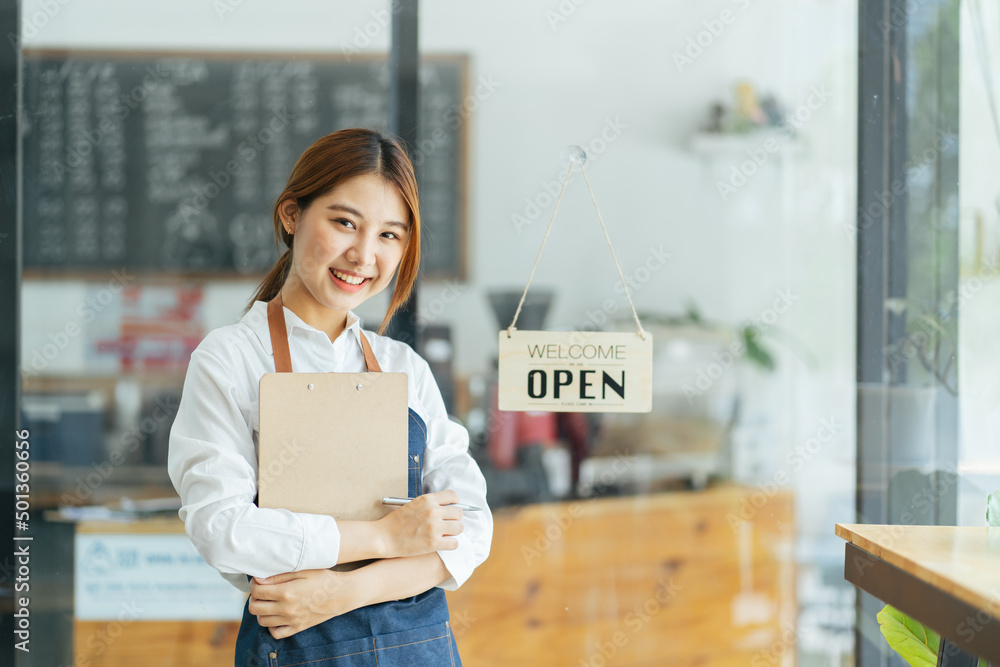 微笑的女服务员或咖啡馆企业主企业家看着镜头