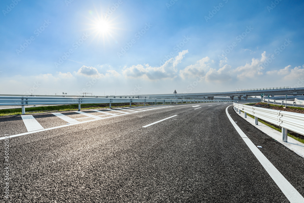 沥青公路和美丽的天云景观。道路和天云背景。