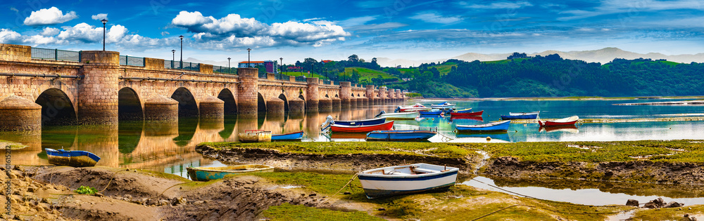 San Vicente de la barquera pueblo en Cantabria,España. Paisaje panorámico de montaña y mar en el nor