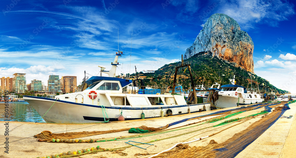 Puesta de sol en la playa de España. Roca del Peñón de Ifach. Paisaje de la costa mediterránea en la