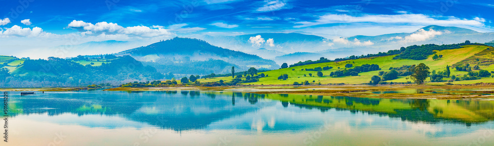 San Vicente de la barquera pueblo en Cantabria,España. Paisaje panorámico de montaña y mar en el nor