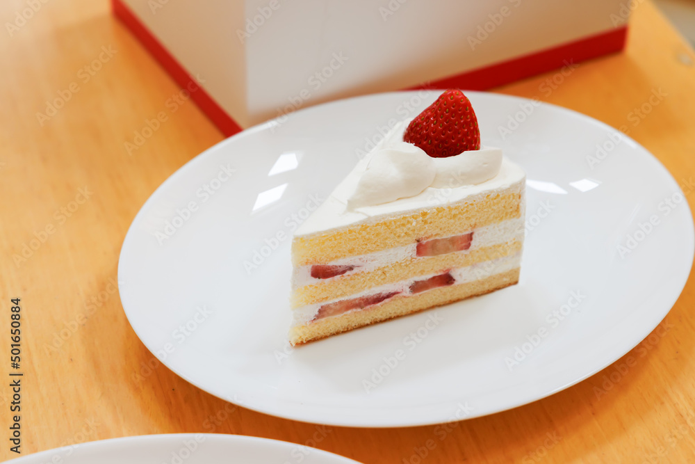 瑞々しいイチゴがのった美味しそうなショートケーキ