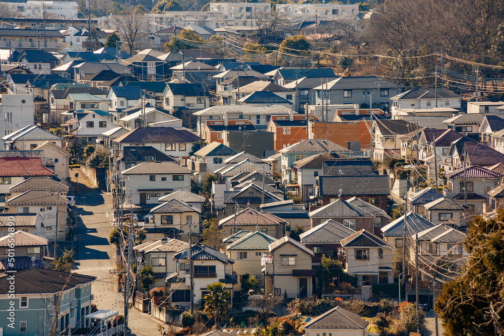 夕暮れの光を浴びた東京郊外の住宅街