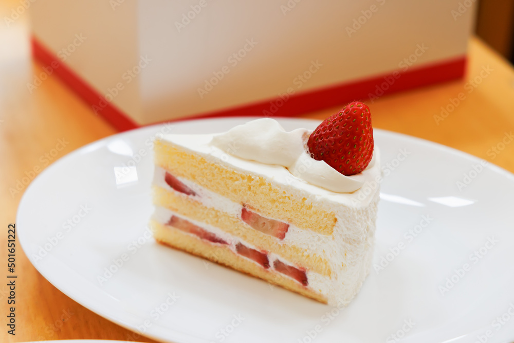 瑞々しいイチゴがのった美味しそうなショートケーキ